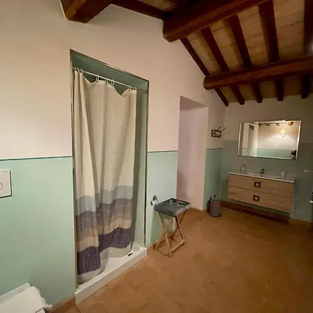 Il Nido Del Falco Nelle Antiche Mura