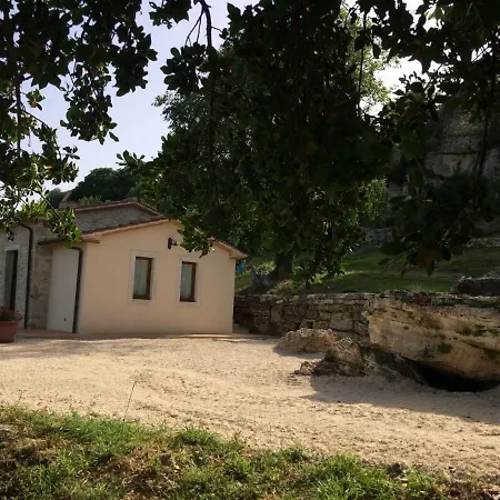 Il Nido Del Falco Nelle Antiche Mura Saturnia